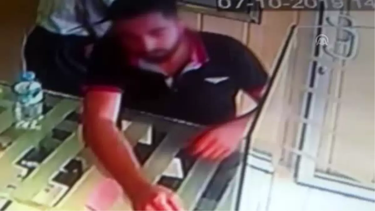 Kuyumcudaki hırsızlık anı güvenlik kamerasında