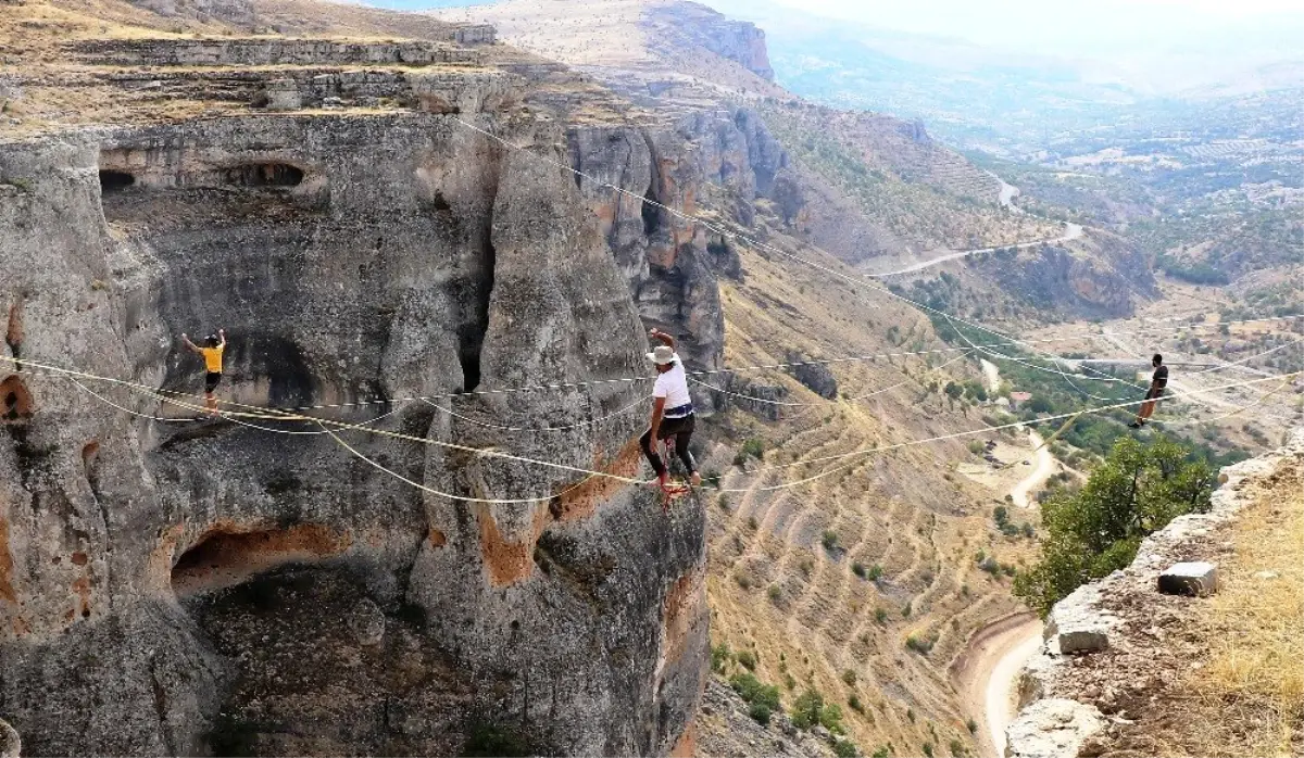 Levent Vadisi\'nde Slackline gösterisi nefesleri kesti