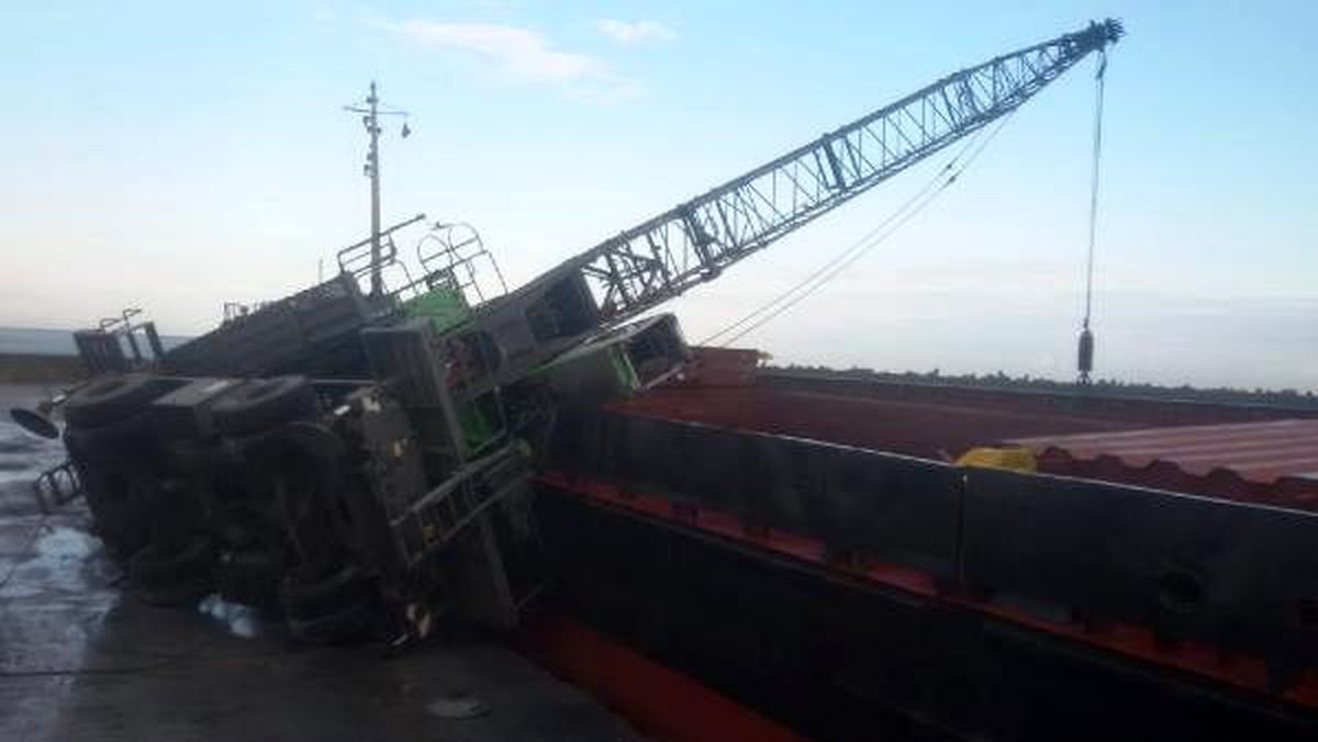 Limanda yükleme yapan vinç devrildi; operatör yaralı
