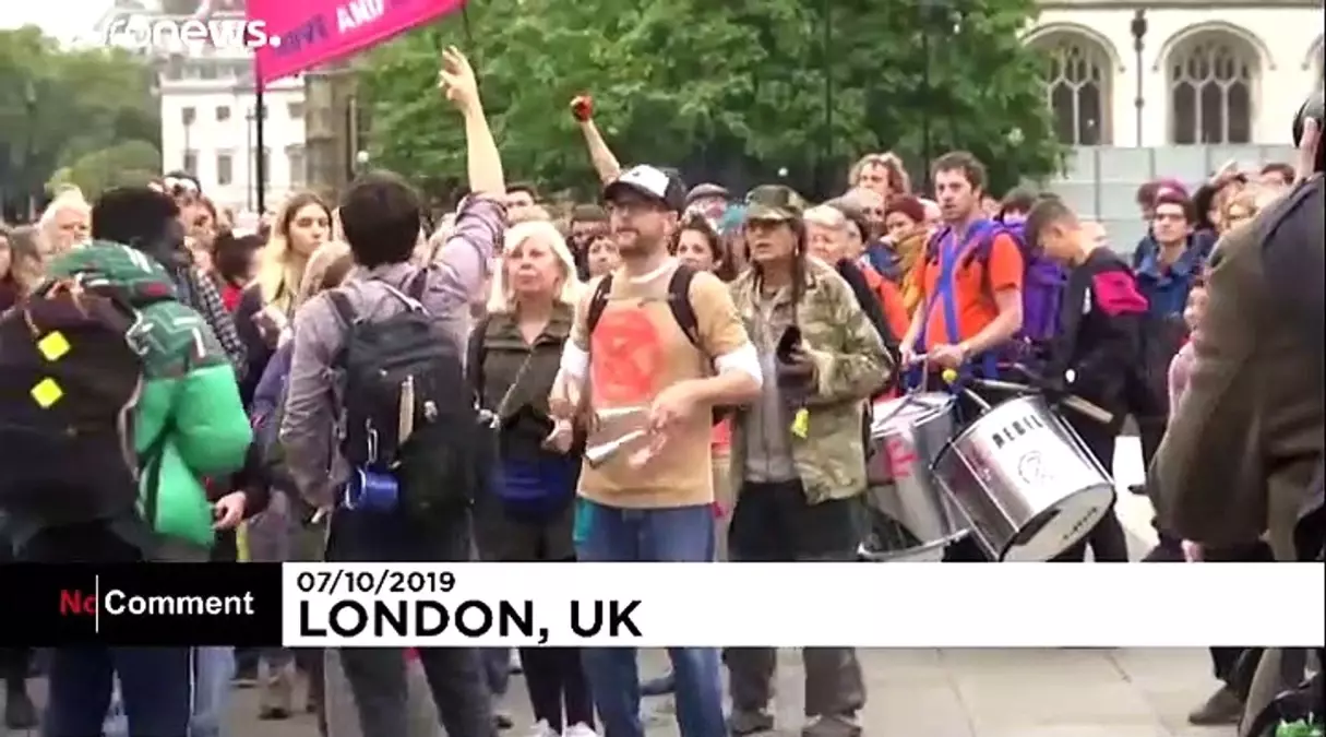 Londra: Yokoluş İsyanı protestocuları kendilerini yere yapıştırdı