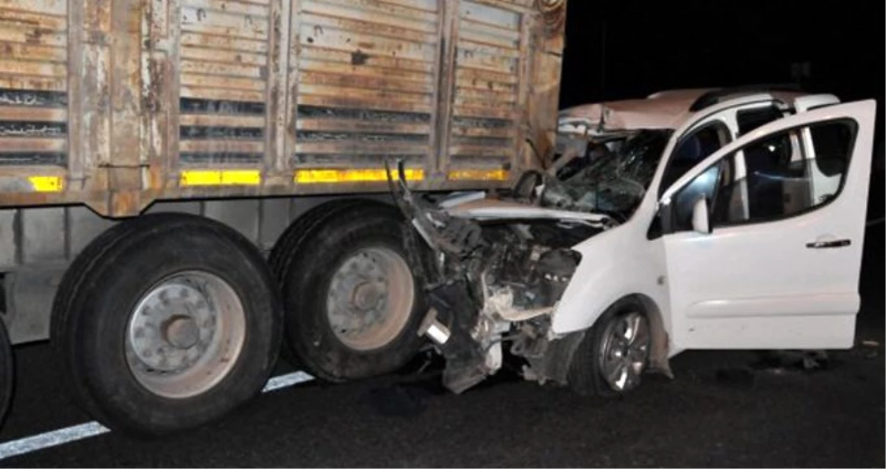 Mardin\'de ticari araç kamyona çarptı: 3 ölü, 3 yaralı