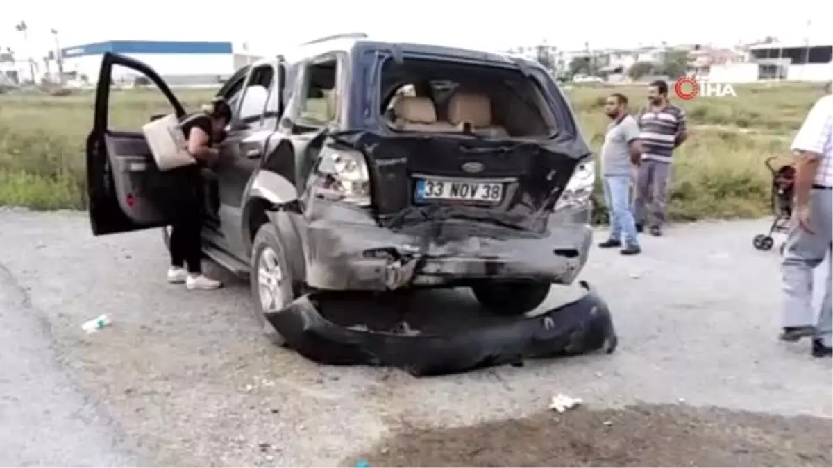 Mersin\'de minibüs ile otomobil çarpıştı: 5 yaralı