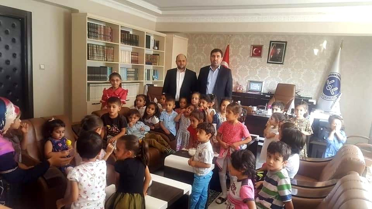 Minikler öğrenciler, kağıttan yaptıkları çiçekleri ilçe müftüsüne hediye etti
