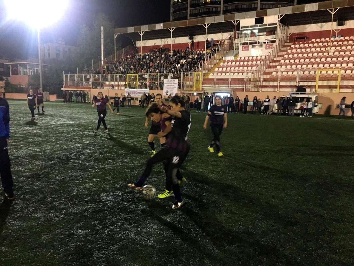 (Özel) Kadınlar krampon giydi, kadına şiddete hayır maçı yaptı