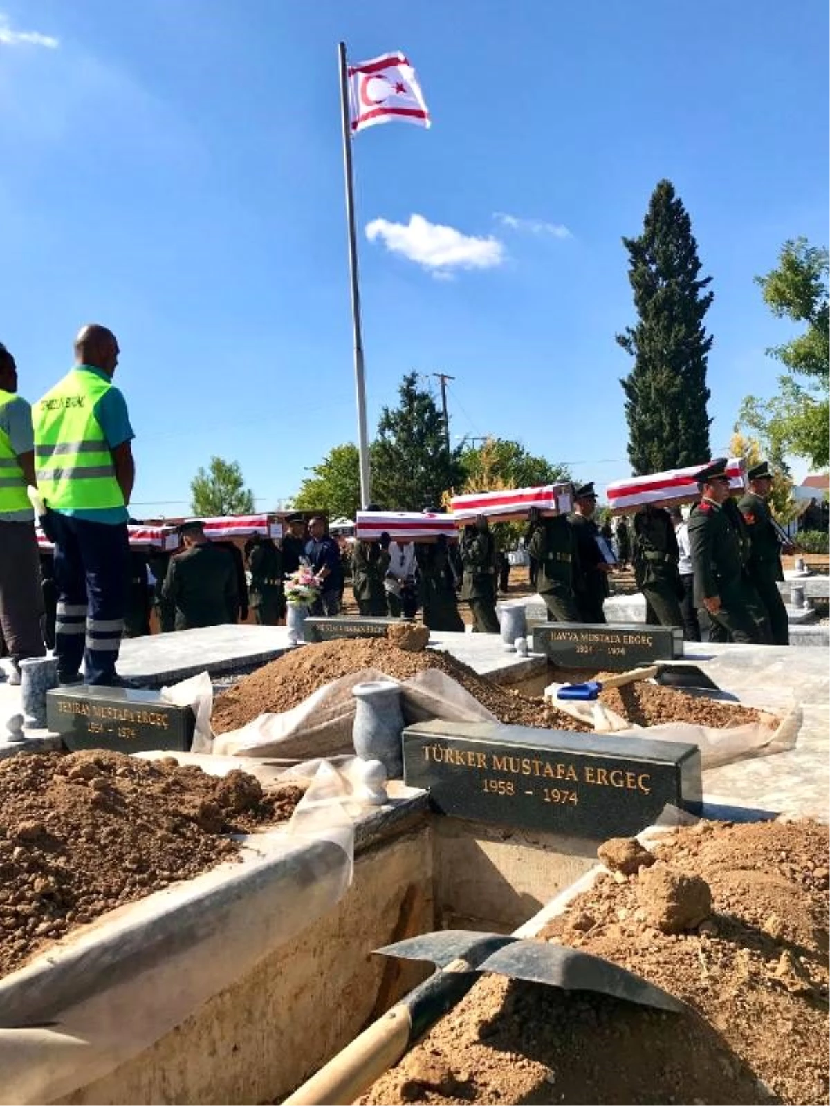 Rumların katlettiği kıbrıslı türk şehitler 45 yıl aradan sonra defnedildi