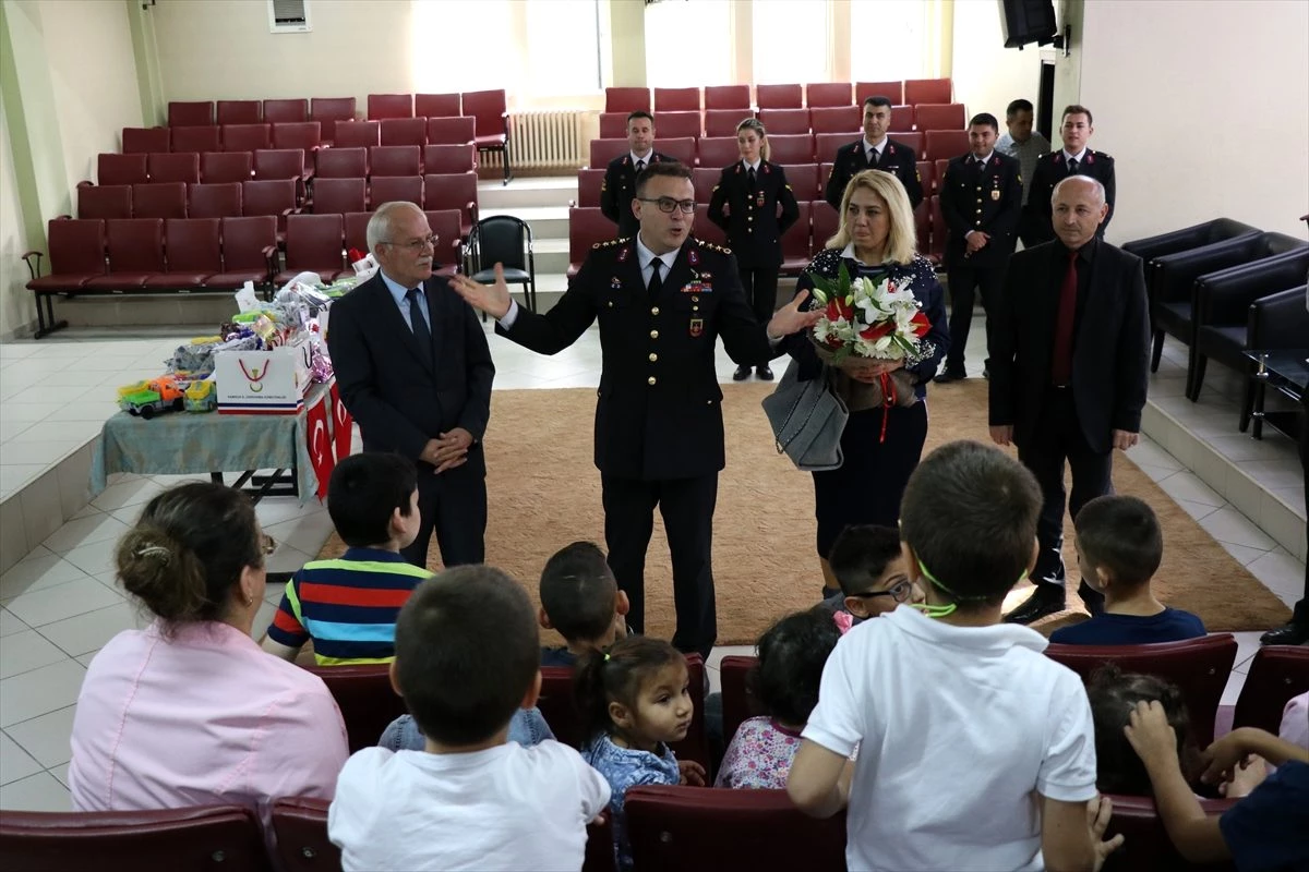 Samsun İl Jandarma Komutanı Güven\'den yuvadaki çocuklara hediye
