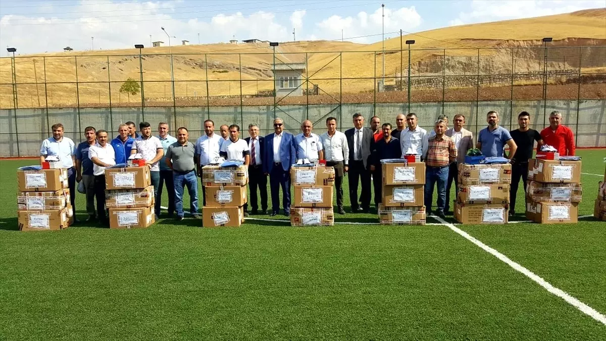 Siirt\'te amatör spor kulüplerine malzeme yardımı