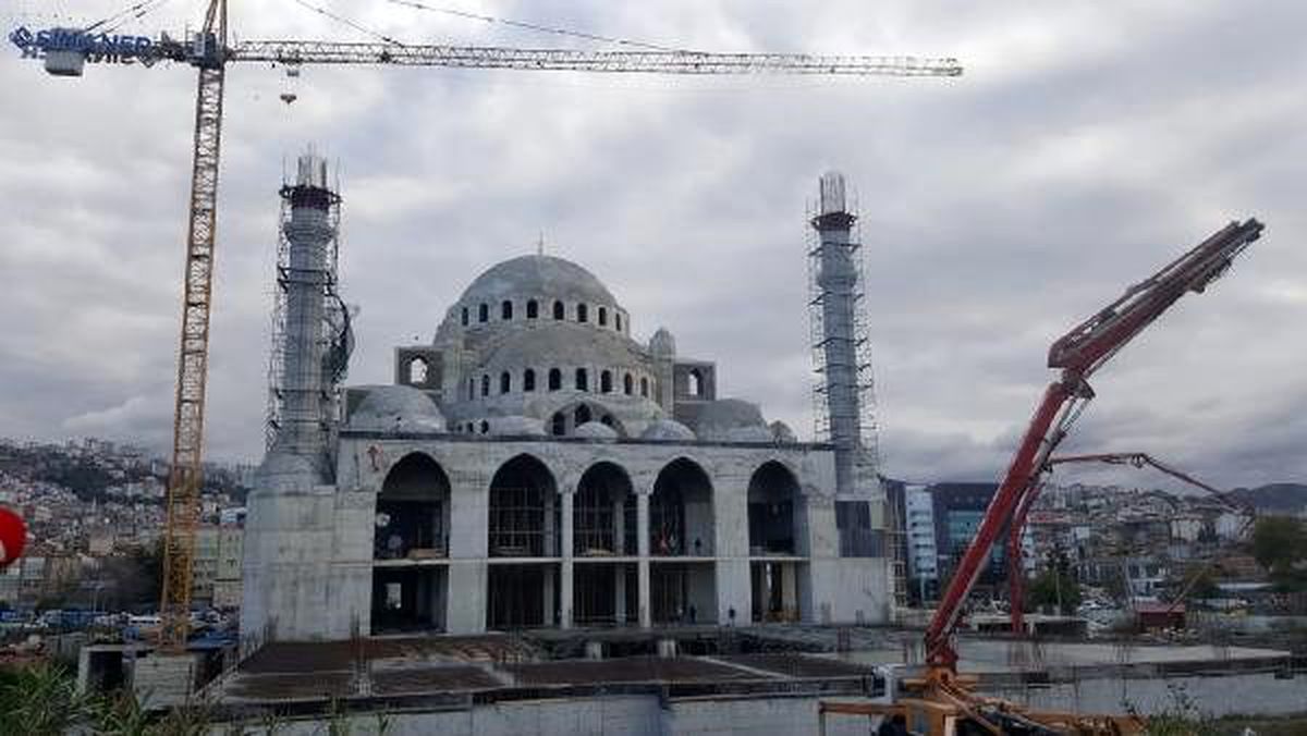 Trabzon\'da cami inşaatının avlu temeli çöktü: 2 yaralı