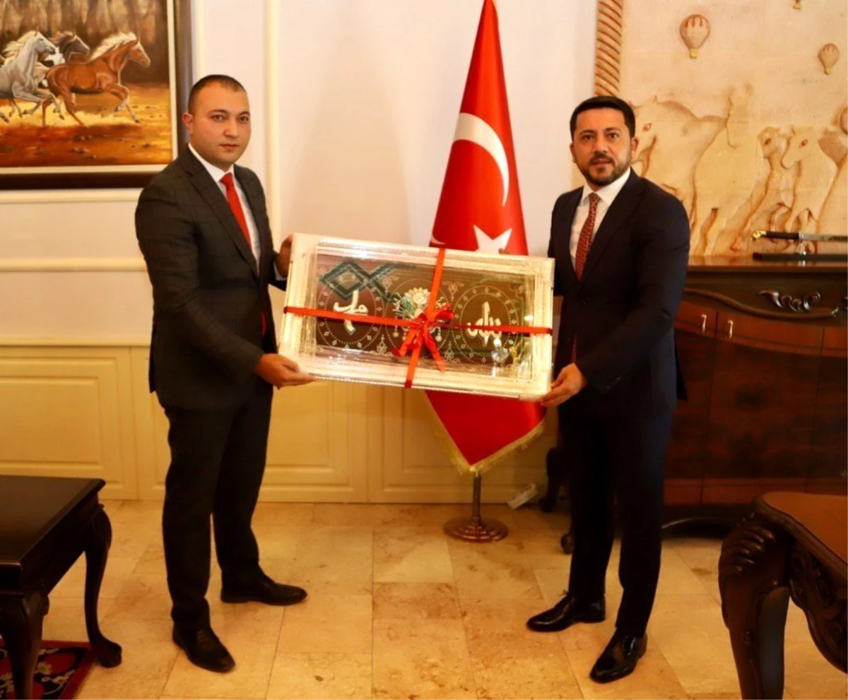 Ülkü Ocakları Başkanı Türker\'den Belediye Başkanı Arı\'ya ziyaret