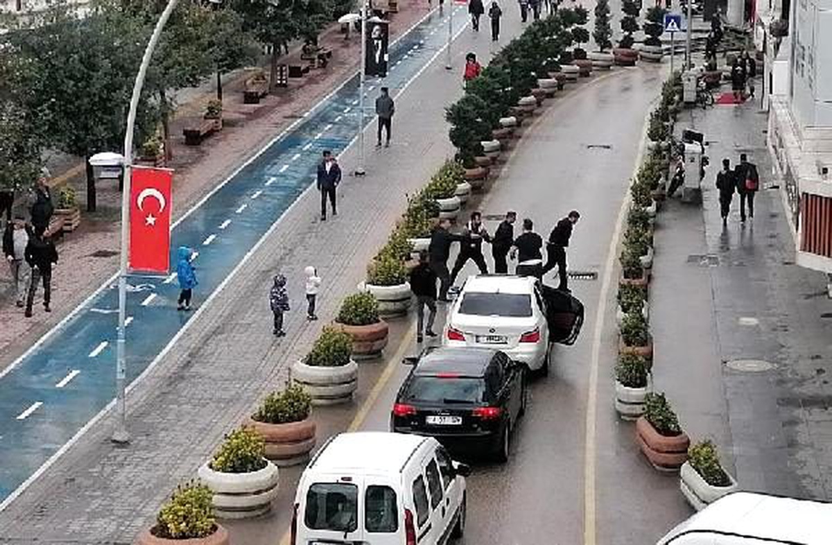 \'Yol verme\' kavgasında, çocuklarının yanında tekme tokat dövüldü