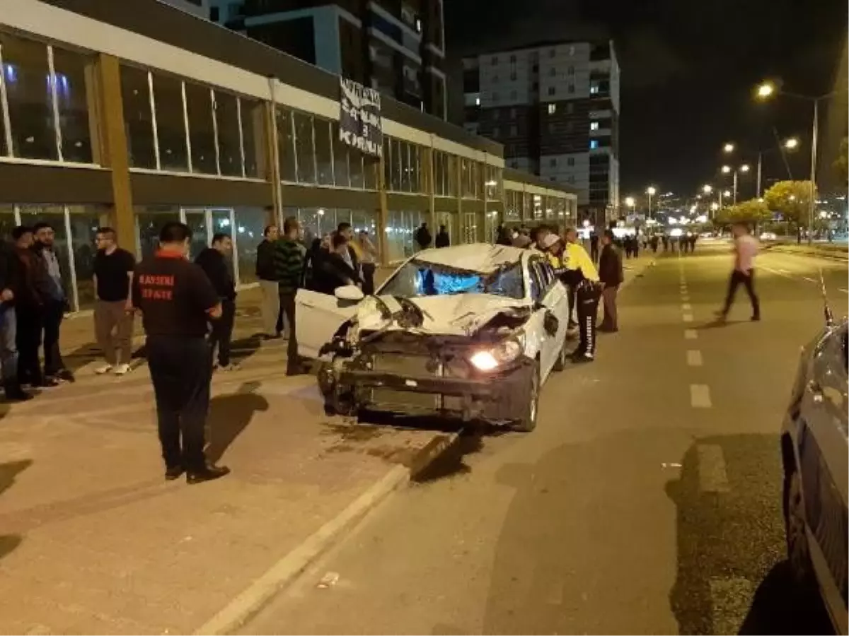 Alkollü sürücü otomobille yayalara çarptı: 1 ölü, 4 yaralı