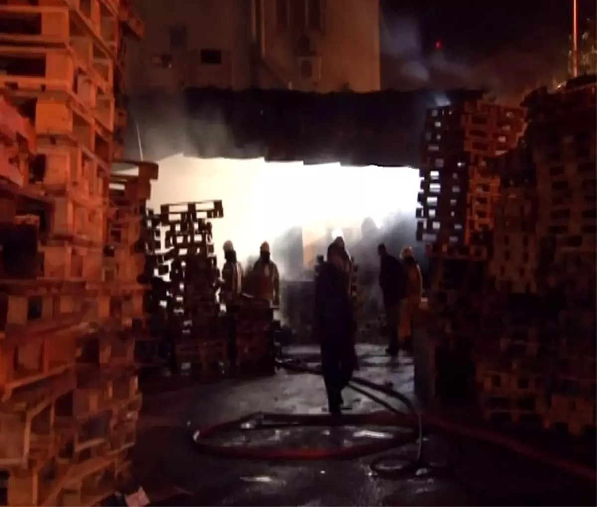 Ataşehir\'de kereste fabrikasında işçiler ısınmak isterken yangın çıktı