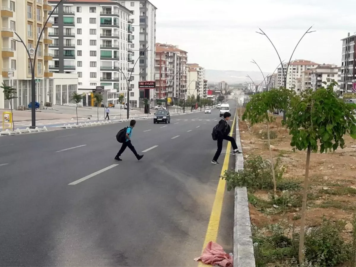 Bulvarda yaya geçidi olmaması tehlikeye yol açıyor