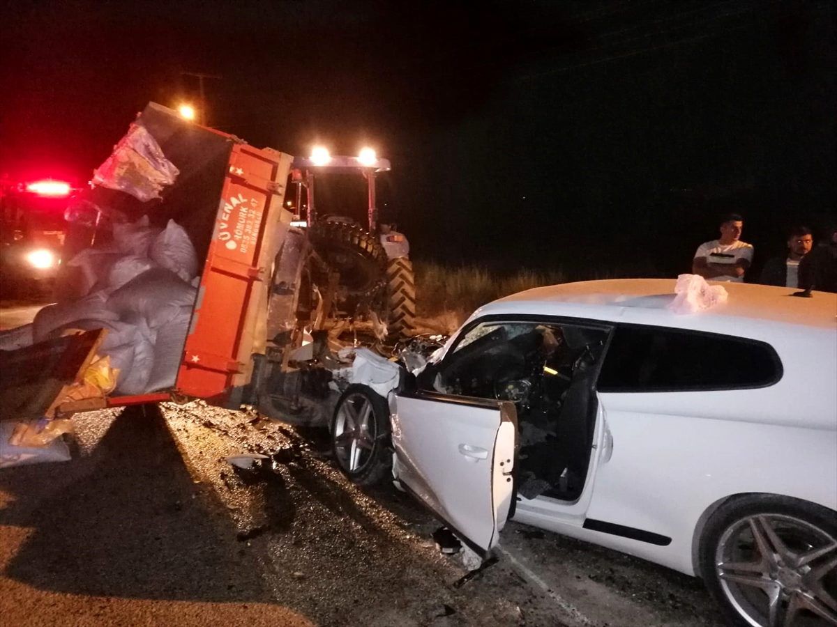 Çankırı\'da otomobil traktörün römorkuna çarptı: 2 ölü, 1 yaralı