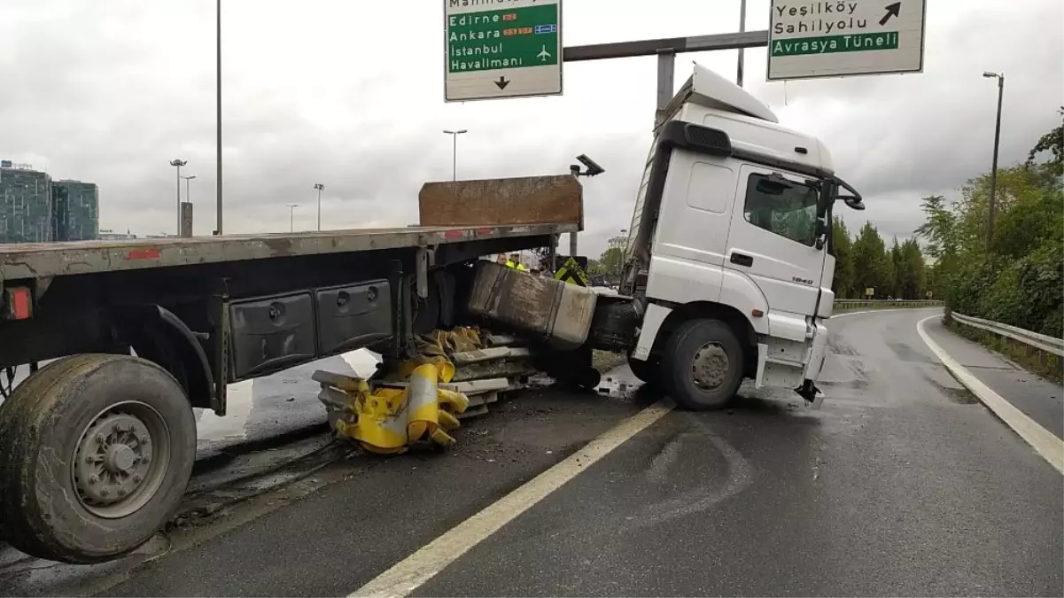 E-5 karayolunda tır bariyerlere çaptı