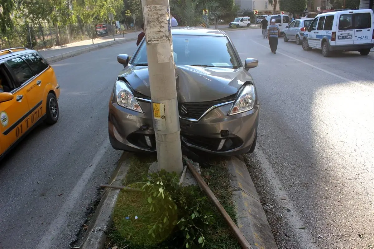 Elektrik direğine çarpan otomobil sürücüsü yaralandı