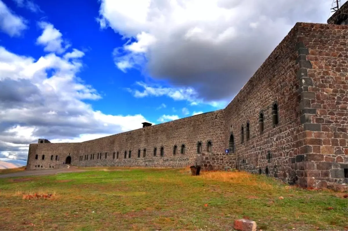 Erzurum\'da bir kadın Tarihi Aziziye Tabyası\'nda yarı çıplak poz verdi