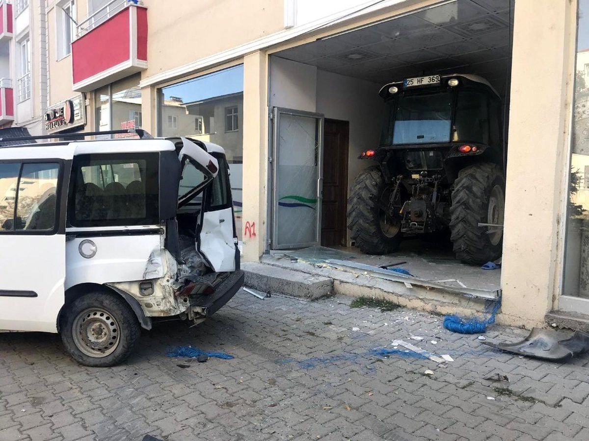 Erzurum\'da traktör işyerine girdi