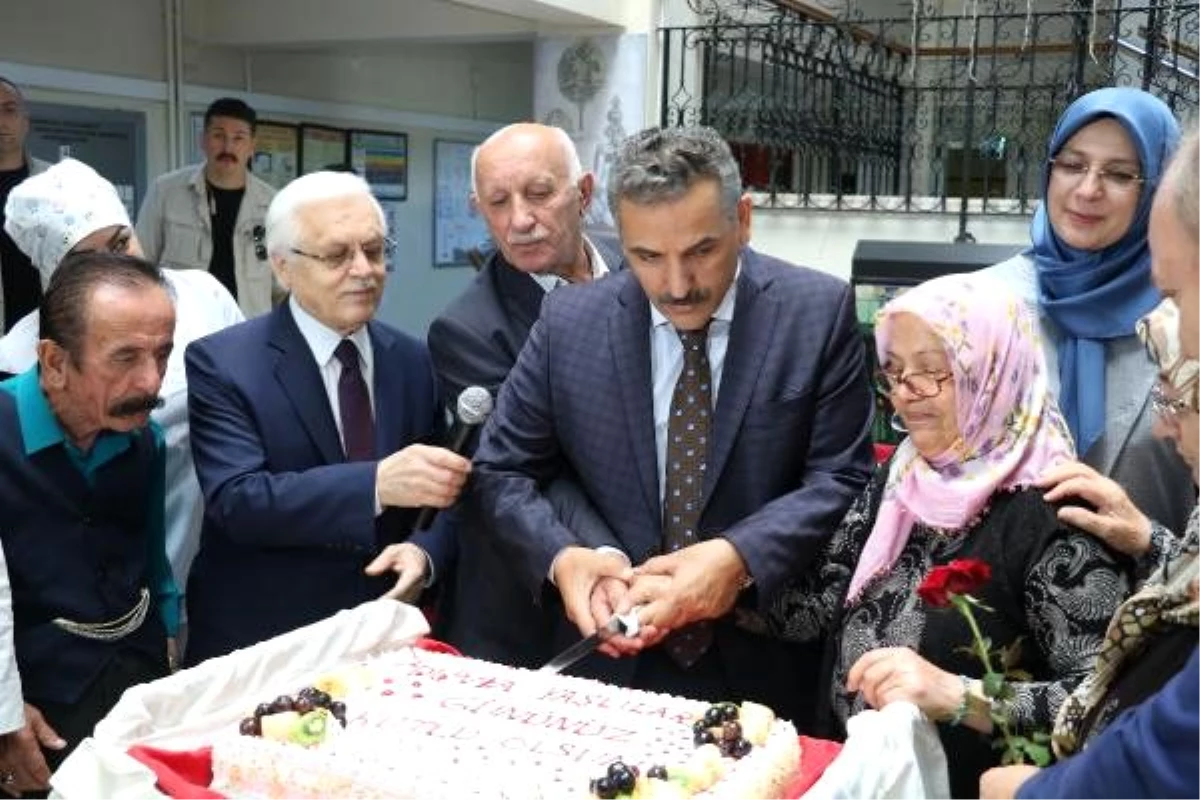 Huzurevinde kalan yaşlılara özel tırnak bakımı