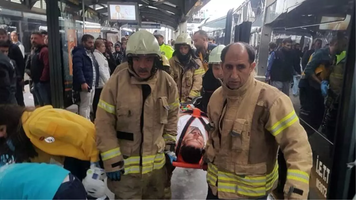 İstanbul\'da metrobüsler çarpıştı: 6 yaralı