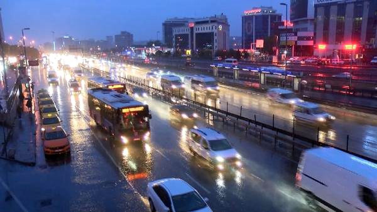 İstanbul\'da sağanak etkili oluyor