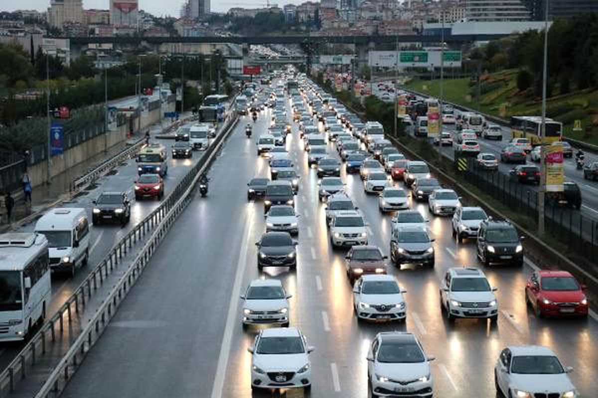 İstanbul\'da yağmur trafiği sürüyor