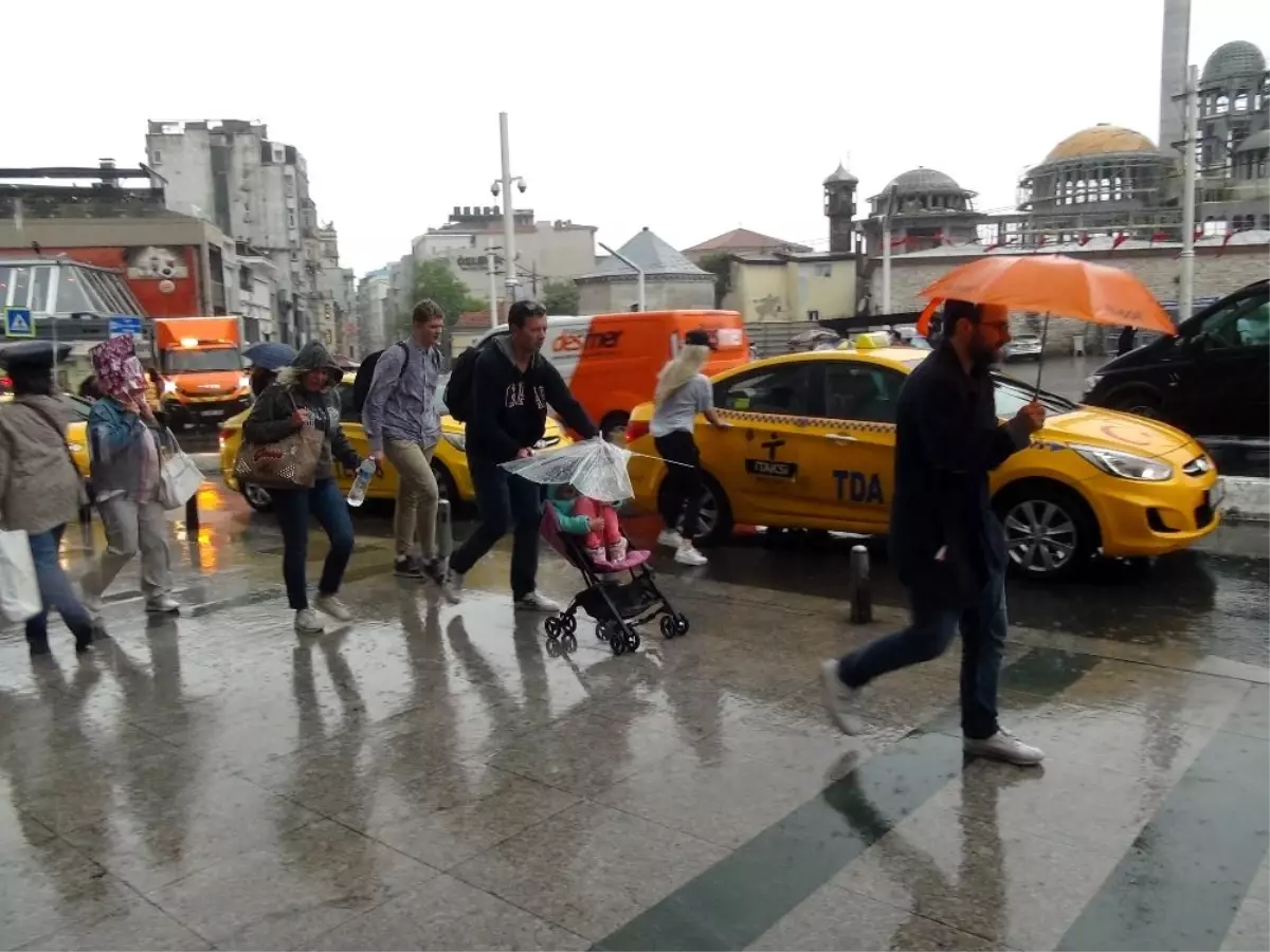 İstanbul güne yağmurla uyandı