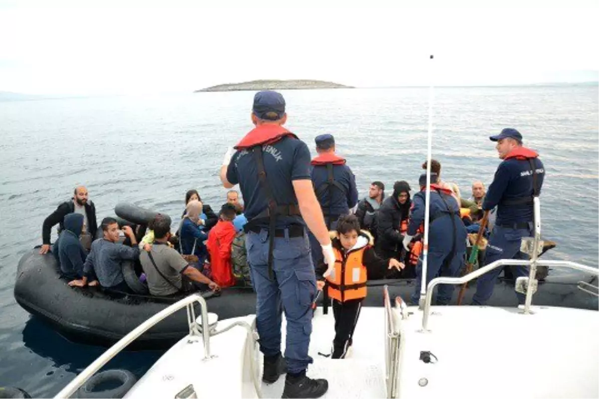 İzmir\'de 239 kaçak göçmen ve 4 göçmen kaçakçısı şüphelisi yakalandı