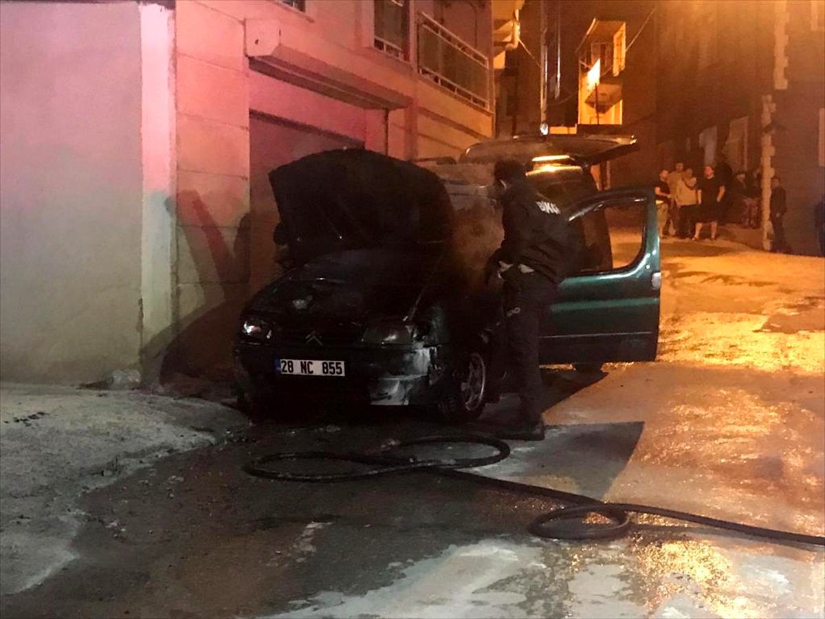 İzmir\'de seyir halindeki araçta yangın