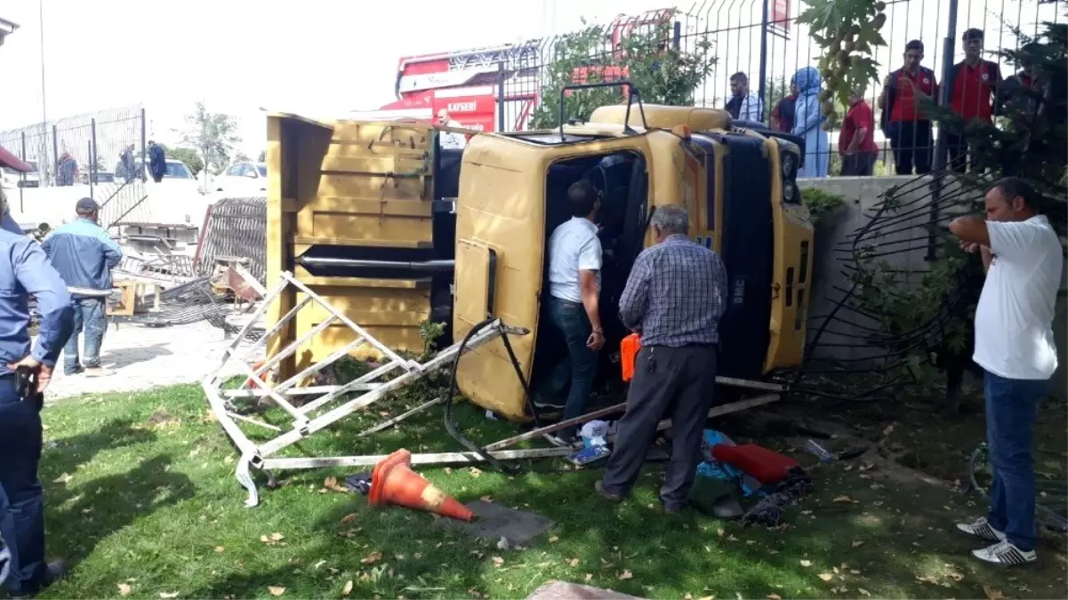 Kayseri\'de freni patlayan kamyon yan yattı, çok sayıda yaralı var