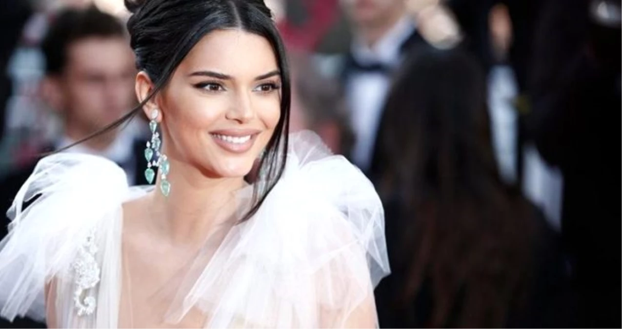 Kendall Jenner, reklam yüzü olduğu iç çamaşırı firması için objektif karşısına geçti