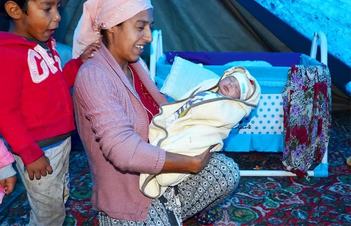 Kundaktaki bebeğiyle mantar nöbeti tutuyor