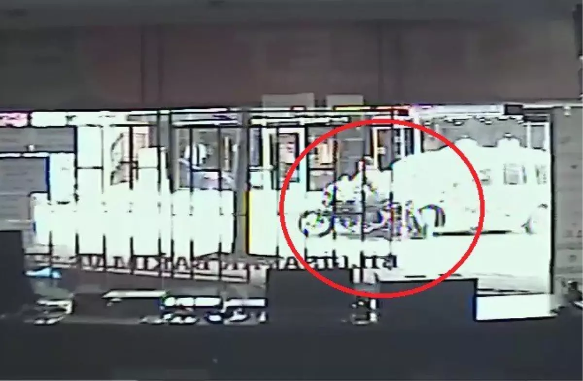 Motosiklet sürücüsünün ayağının koptuğu kazanın görüntüleri ortaya çıktı