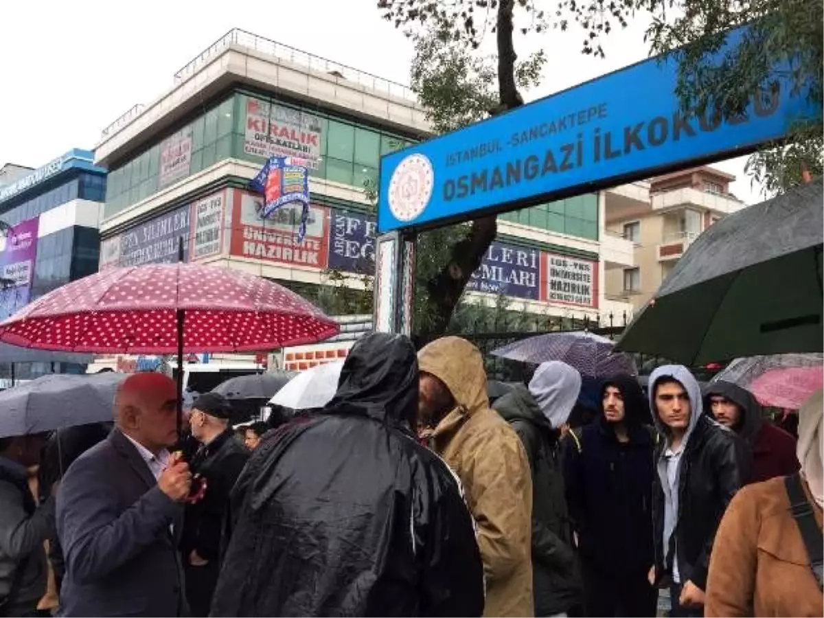 Öğrenci velilerinden \'hasarlı okul yıkılsın\' talebi