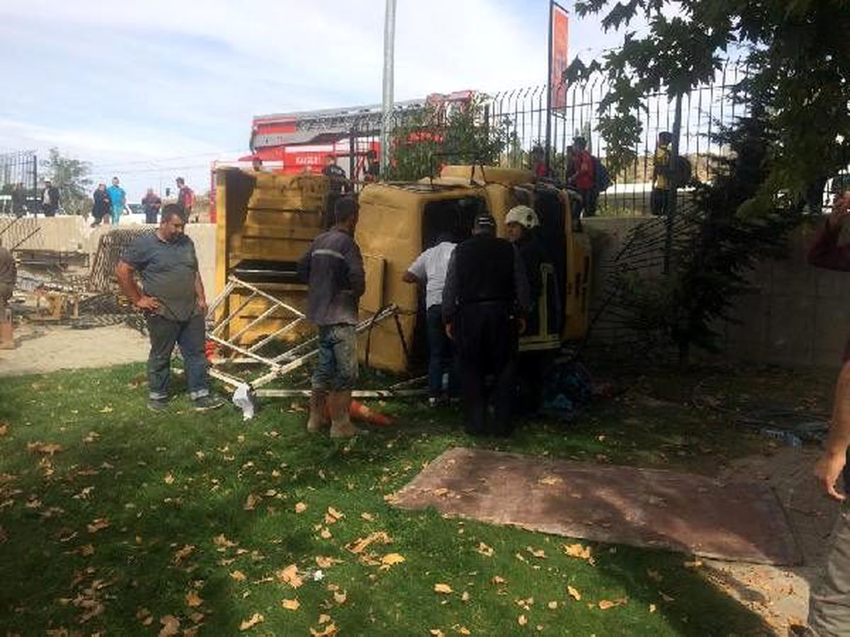 Otomobile çarpan kamyon lunapark bahçesine devrildi: 5 yaralı