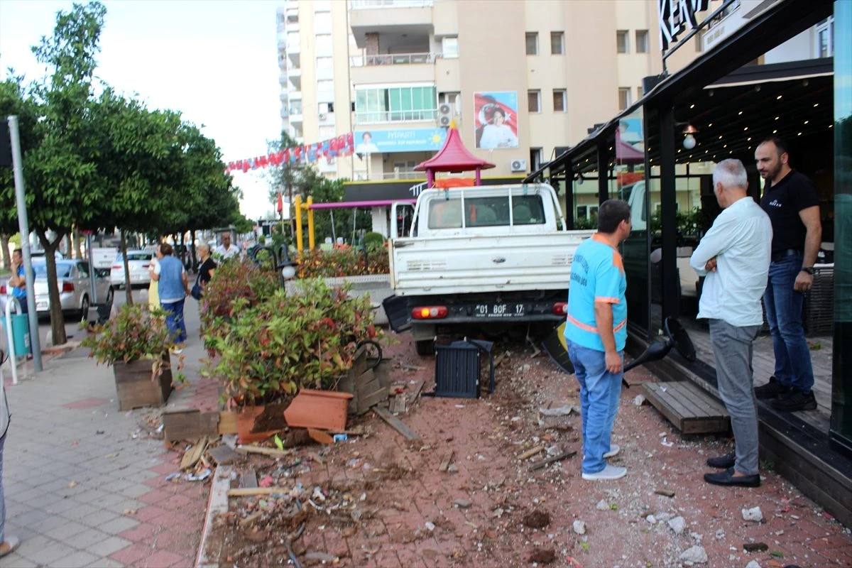 Otomobille çarpışan kamyonet pastane bahçesine girdi