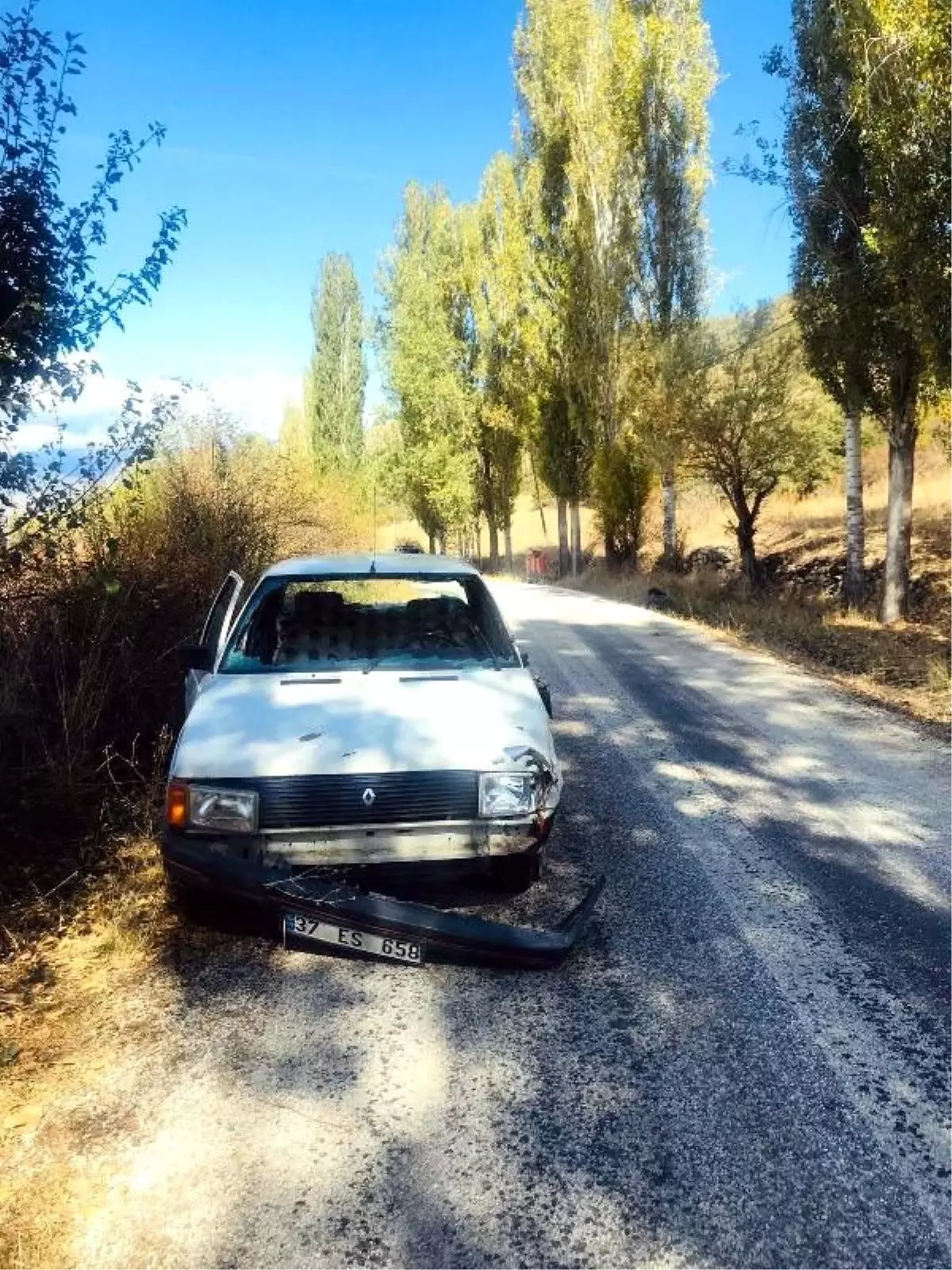 Otomobille motosiklet çarpıştı: 1 ölü, 2 yaralı