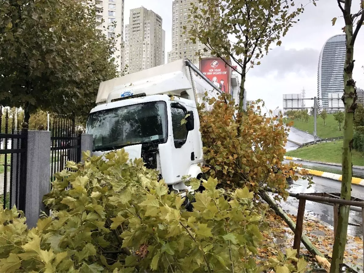 (Özel) Yağmurun etkisiyle yoldan çıkan kamyon kamerada