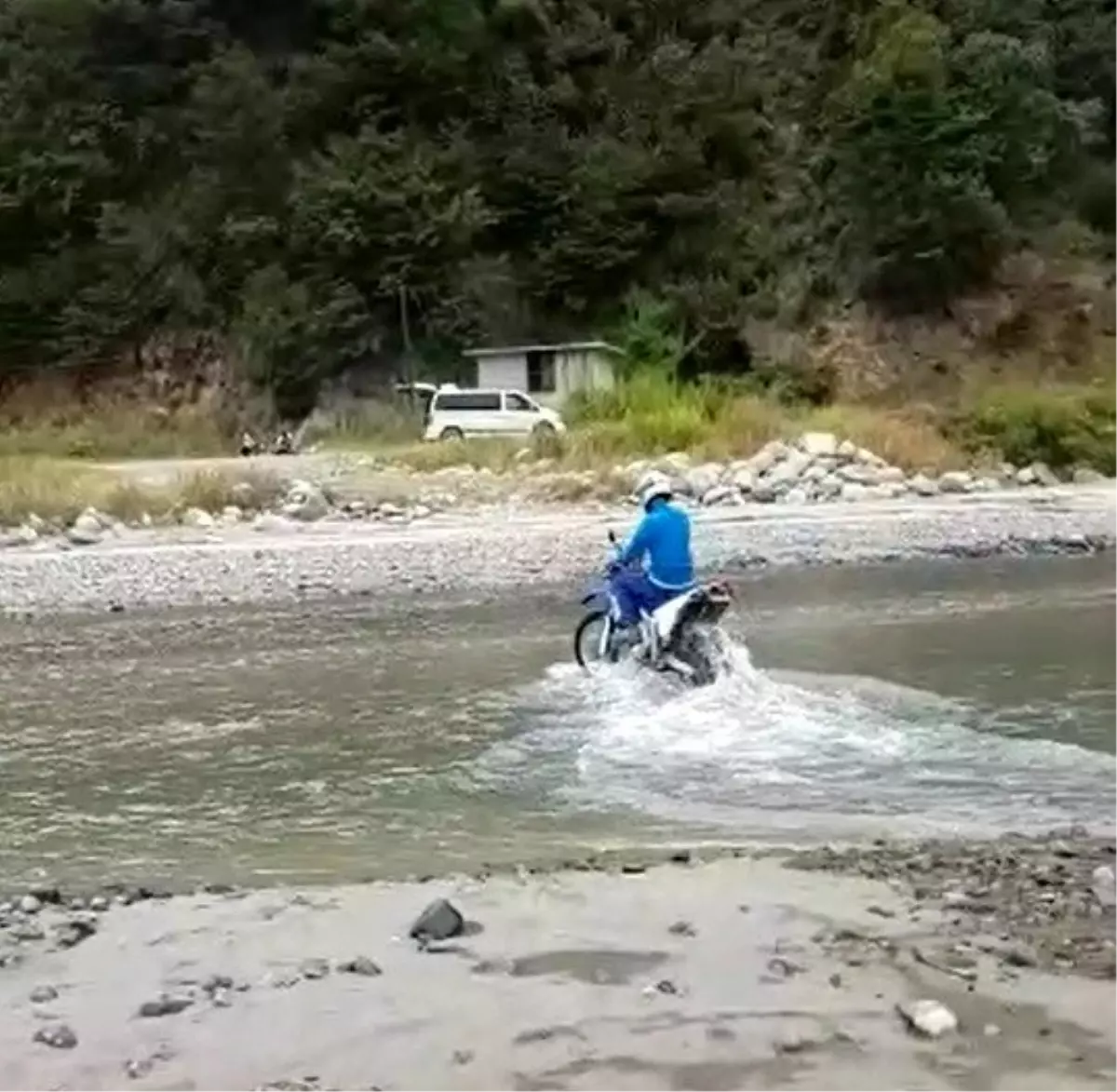 Rize\'de adrenalin tutkunları Fırtına Deresi\'nde arazi araçları ile böyle eğlendi