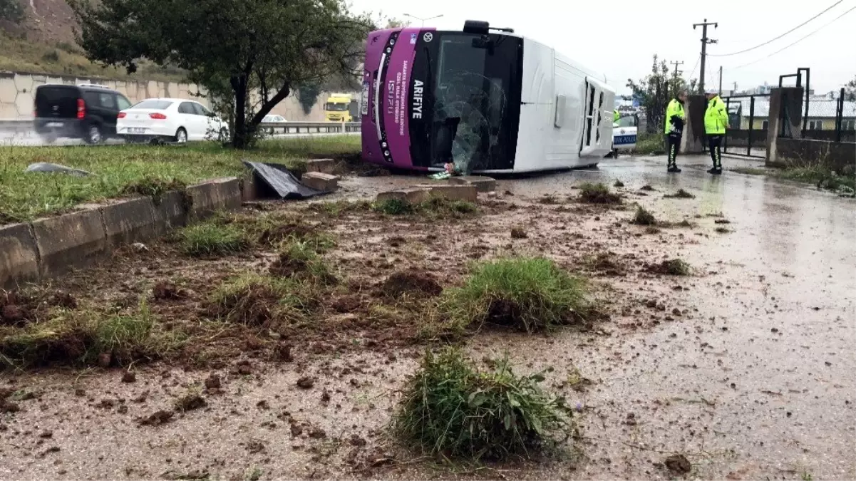 Sakarya\'da yağışlı havada kontrolden çıkan otobüs kaza yaptı