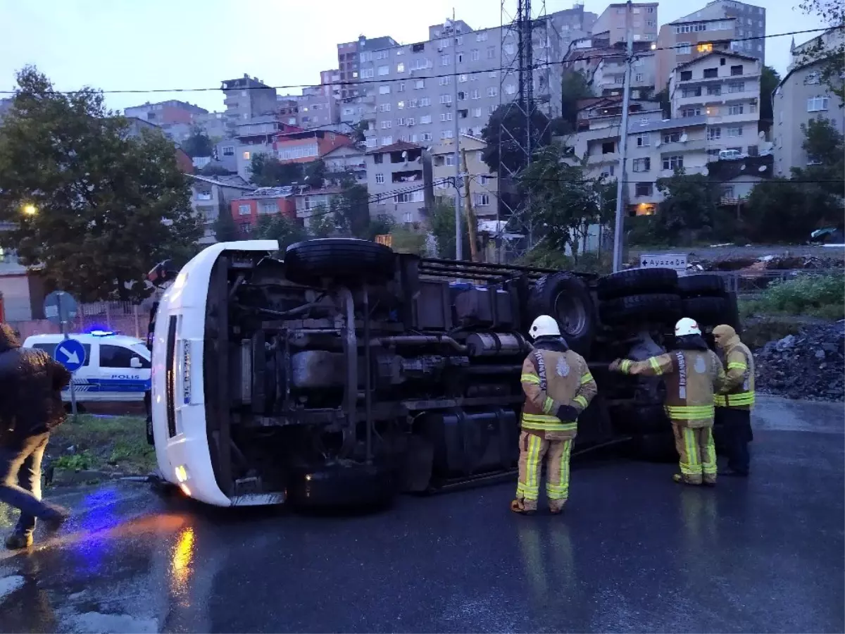 Sarıyer\'de kamyon yan yattı: 1 yaralı