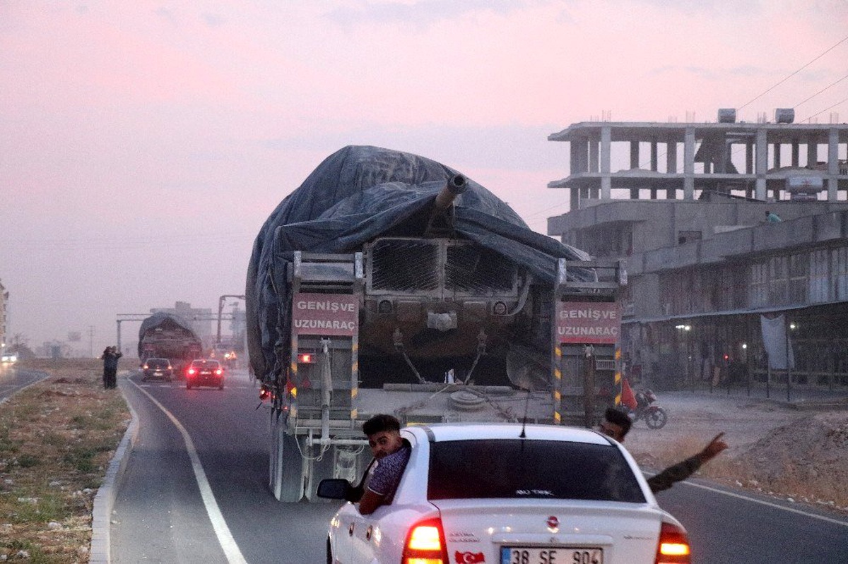 Suriye sınırına zırhlı araçlar sevk ediliyor