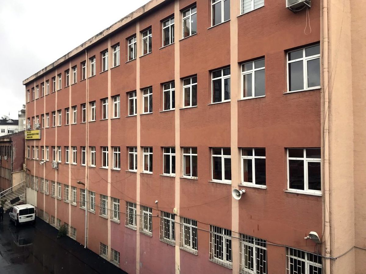 Tahliye kararının ardından veliler okullara gelerek çocuklarını aldı