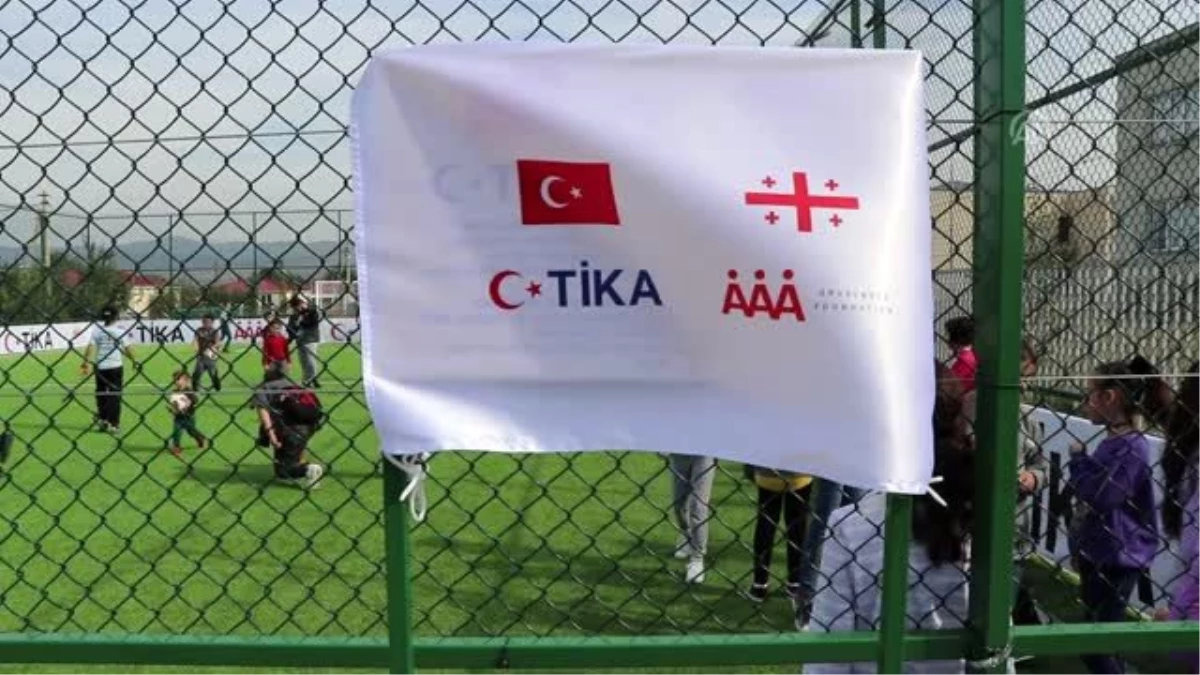 TİKA, savaş mağduru çocuklar için futbol sahası yeniledi