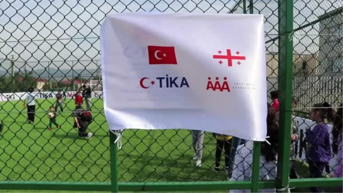 TİKA, savaş mağduru çocuklar için futbol sahası yeniledi