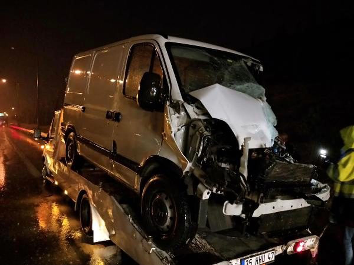 Tır\'a arkadan çarpan minibüsün sürücüsü yaralandı
