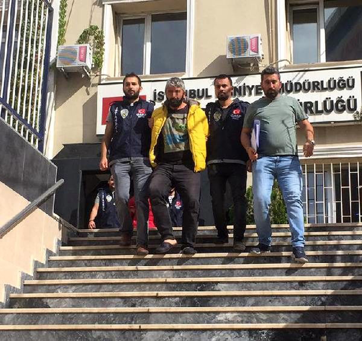 Ümraniye\'deki market gaspçıları kamerada