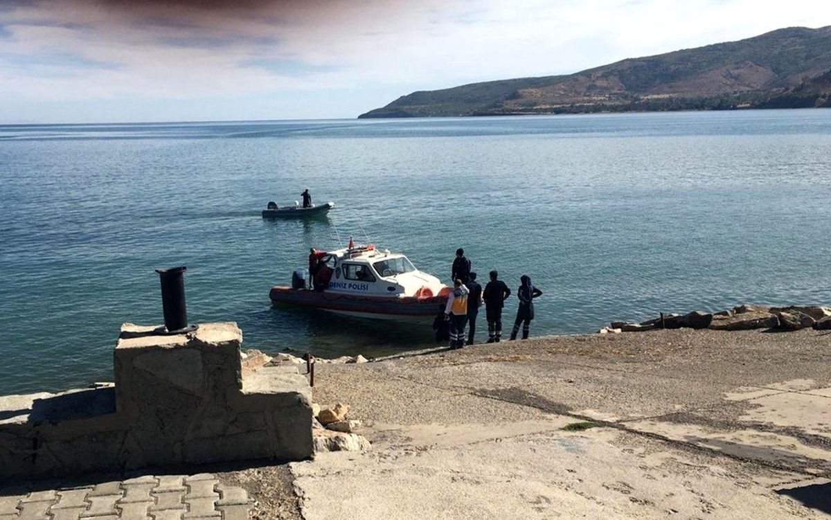 Van Gölü\'ne düşen mülteciyi polis kurtardı