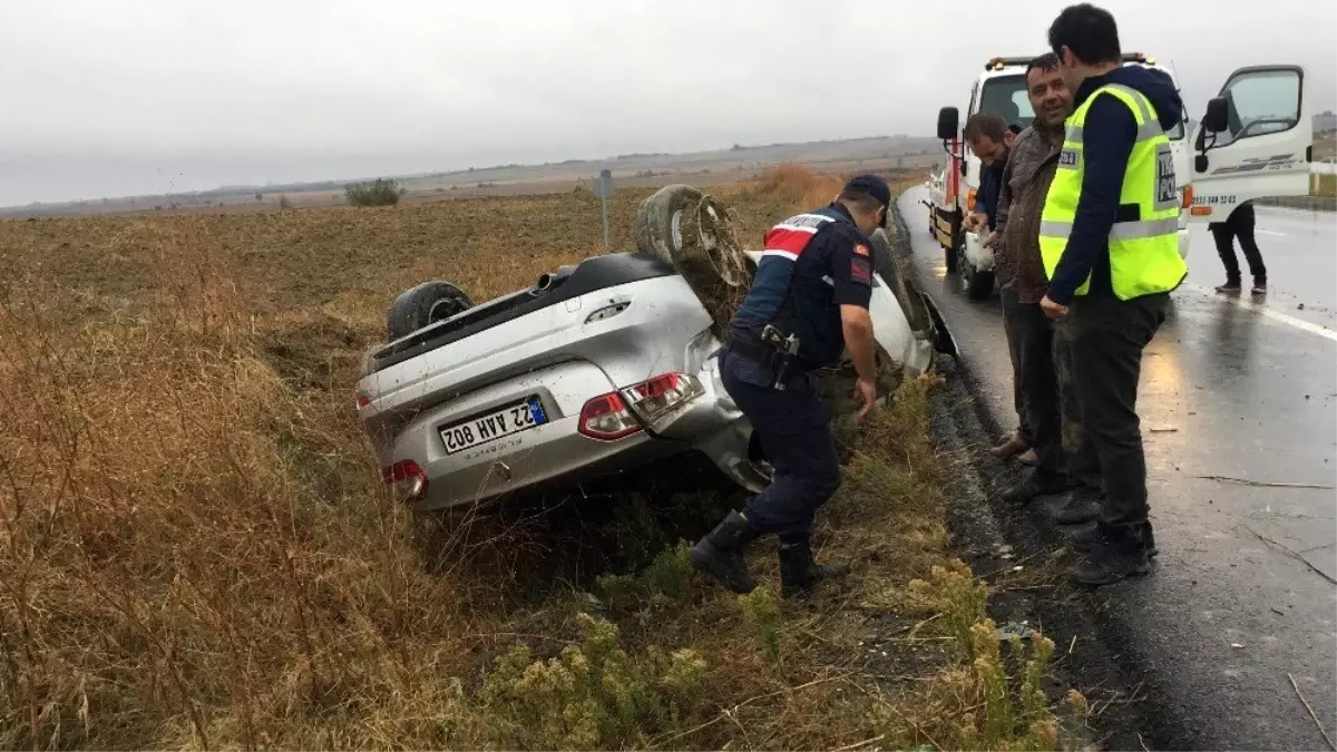 Yağışlı hava kaza getirdi, takla atan araçta 3 kişi yaralandı