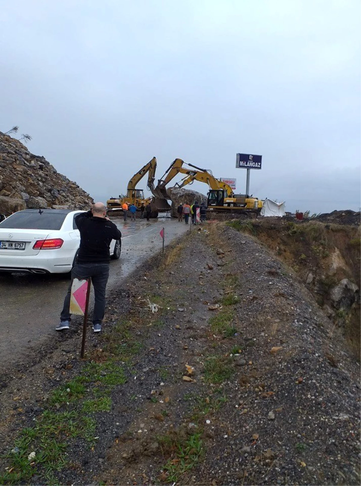 Yola kaya düştü, ulaşım durdu